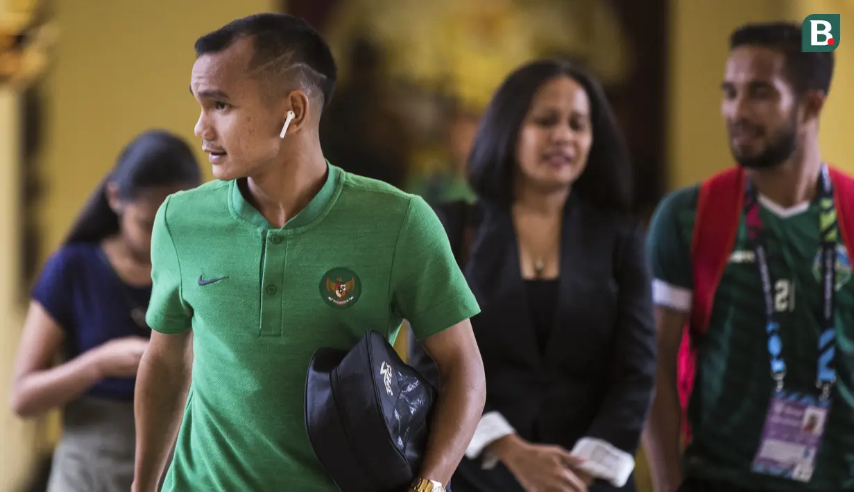 Pemain Timnas Indonesia, Riko Simanjuntak, bersiap saat akan menuju SUGBK dari Hotel Sultan, Jakarta, Selasa (13/11). Timnas Indonesia akan melawan Timor Leste pada laga Piala AFF 2018. (Bola.com/Vitalis Yogi Trisna)