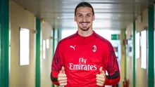 Zlatan Ibrahimovic mengenakan jersey AC Milan saat berfoto di markas AC Milan, Italia, Kamis (2/1/2020). Ibrahimovic kembali memperkuat AC Milan. (Claudio Furlan/LaPresse via AP)