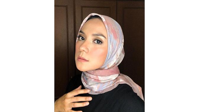 6 Potret Terbaru Enno Lerian, Mantan Penyanyi Cilik yang Jadi Tulang Punggung Keluarga (sumber: Instagram.com/ennolerian_)