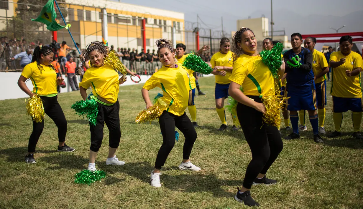 Narapidana wanita tampil sebagai pemandu sorak selama turnamen sepak bola di Penjara San Juan de Lurigancho, Lima, Peru, Kamis (24/5). (AP Photo/Rodrigo Abd)