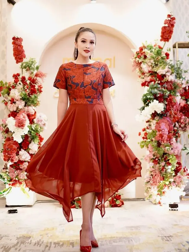 Adu Gaya Artis Kenakan Baju Merah Koleksi Busana Sandra Dewi. [@sandradewi88]