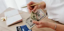 Dengan membuat proses mengatur anggaran menjadi lebih praktis sekaligus membantu mencegah gaji habis sebelum akhir bulan. (Foto/dok: Pexels/
www.kaboompics.com)
