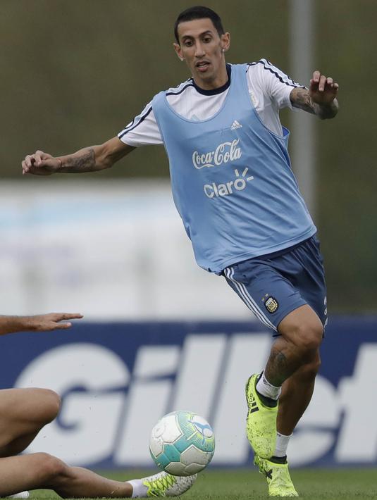 Pemain Argentina, Angel De Maria, saat mengikuti latihan bersama timnas Argentina jelang laga kualifikasi piala dunia 2018 di  Buenos Aires, Selasa (29/8/2017). Argentina akan berhadapan dengan Uruguay. (AP/Natacha Pisarenko)