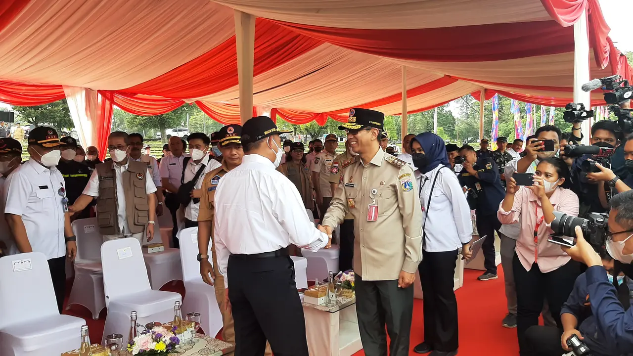 Penjabat (Pj) Gubernur DKI Jakarta Heru Budi Hartono menghadiri apel Kesiapsiagaan Nasional Menghadapi Bencana Hidrometeorologi Tahun 2022/2023 di Buperta Cibubur, Cipayung, Jakarta Timur pada Rabu (9/11/2022)