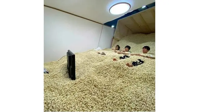 6 Potret Nyeleneh Orang Makan Popcorn Sambil Nonton Film, Porsi Tak Kira-Kira