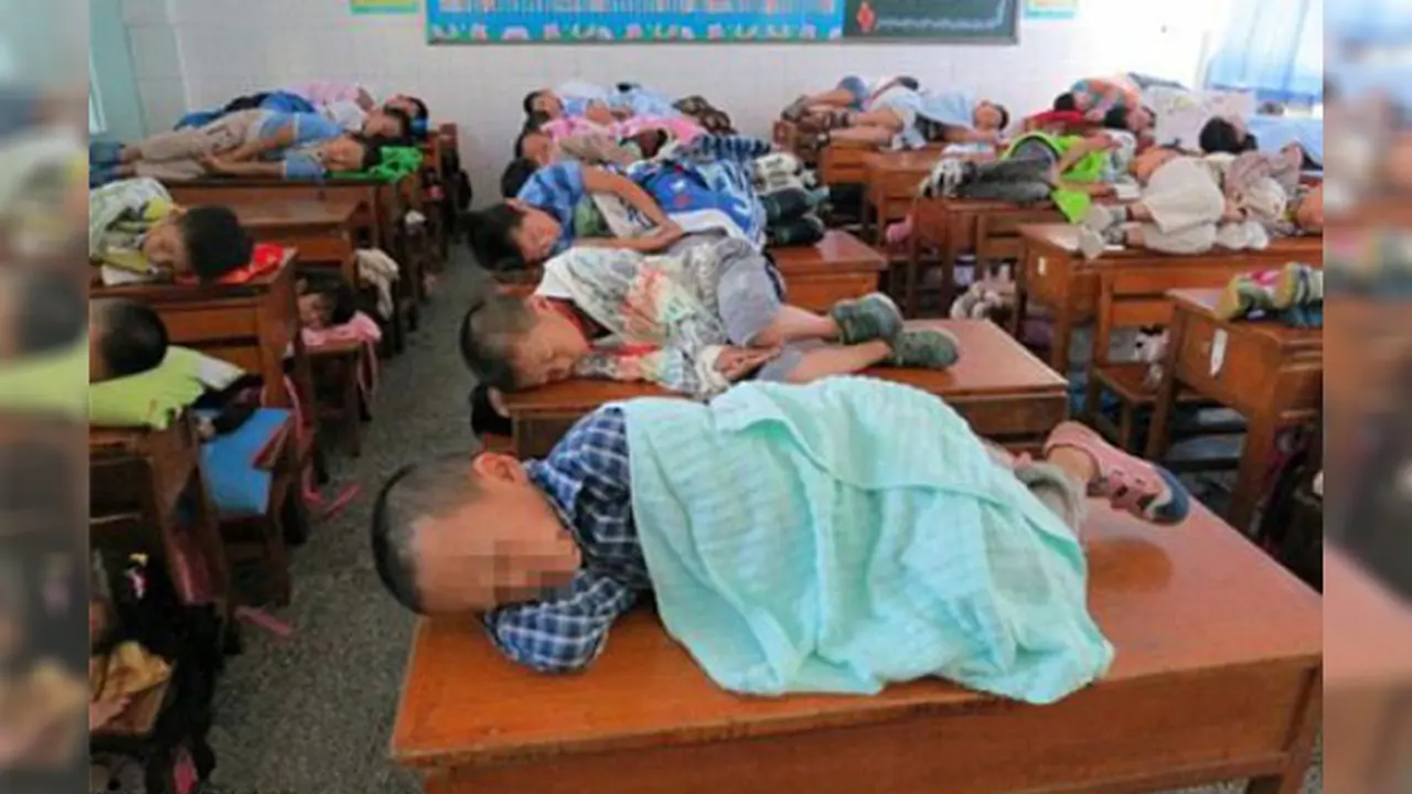 Unik, Sekolah Ini Mewajibkan Siswanya Tidur Siang di Dalam Kelas