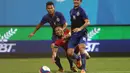 Pemain Indonesia U-23, Ahmad Nufiandani, berusaha melewati pemain Kamboja U-23. (Bola.com/Arief Bagus)