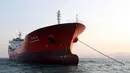 Kapal tanker bernama Lighthouse Winmore berbendera Hong Kong yang sebelumnya ditahan Pemerintah Korea Selatan di laut dari pelabuhan Yeosu pada 29 Desember 2017. (AP Photo/Yonhap)