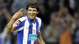 FC Porto&#039;s Argentinian Lucho Gonzalez celebrates after scoring against Naval during their Portuguese first league football match at the Dragao Stadium on March 15, 2009 in Porto. AFP PHOTO/ MIGUEL RIOPA 