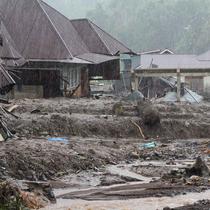 Sementara, di Sumatera Barat, dampak bencana tercatat lebih meluas hingga mencakup 13–14 kabupaten/kota. Tampak dalam foto, rumah-rumah terlihat rusak setelah banjir melanda Malalak, Sumatera Barat, Kamis 27 November 2025. (AP Photo/Ade Yuandha)