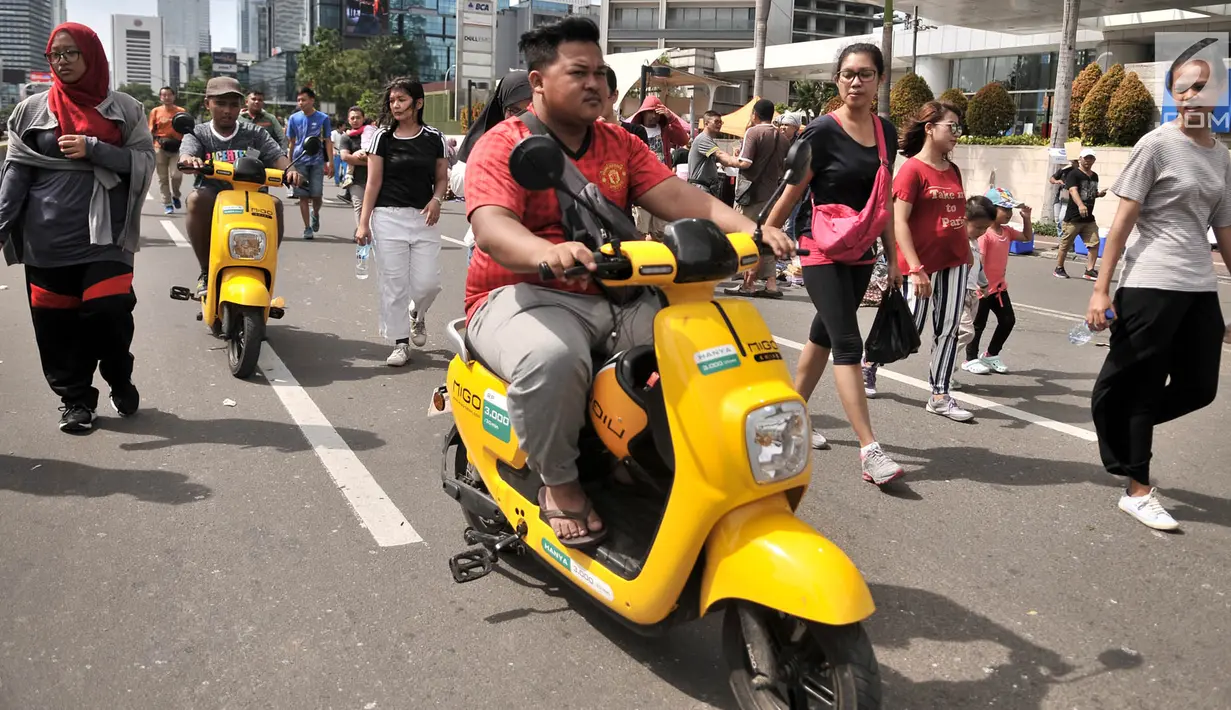Warga mengendarai sepeda listrik Migo e-Bike berkeliling saat Car Free Day di kawasan Bundaran HI, Jakarta, Minggu (30/12). Sepeda listrik ini memiliki 90 stasiun dan sudah tersedia sebanyak 500 unit. (Merdeka.com/Iqbal S. Nugroho)