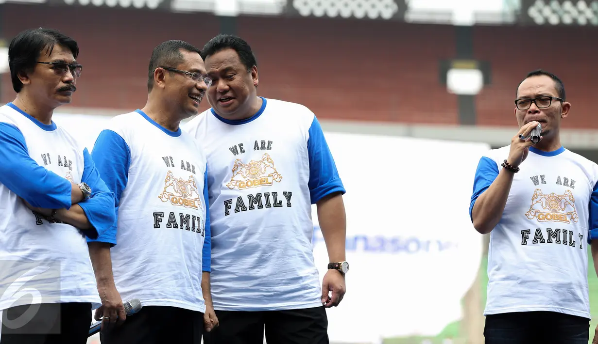 Menteri Ketenagakerjaan Hanif Dhakiri (kanan) memberikan sambutan saat Family Gathering Karyawan PT.Panasonic Gobel, Jakarta, Minggu (11/10/2015). Sekitar 20 ribu karyawan PT Panasonic Gobel hadir dalam acara tersebut. (Liputan6.com/Faizal Fanani)