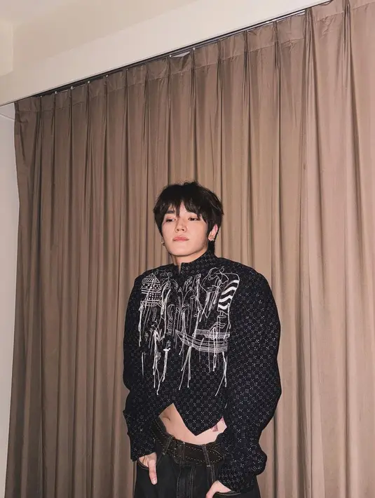 Batik berpotongan crop dan kerah mandarin itu dipadukan Taeyong bersama dengan baggy jeans dan belt warna hitam senada, menjadikan kesan tampilan yang modern dan edgy. [@taeoxo_nct]