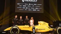 Peselancar wanita profesional Australia, Ellie-Jean Coffey saat bersama kru Renault jelang Australian Formula One Grand Prix di Melbourne 16 Maret 2016 (AFP/Paul Crock)