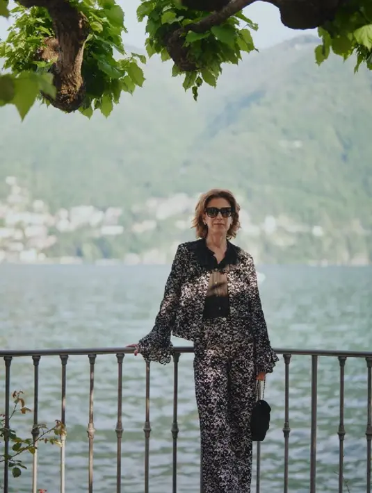 Sementara itu, Fernanda Torres tampil dengan pilihan gaya yang berani dan berkelas. Ia mengenakan setelan monokrom hitam-putih berpola marmer dengan atasan blouse hitam yang dihiasi detail ruffle dan kancing perak.   [Dok/Chanel].