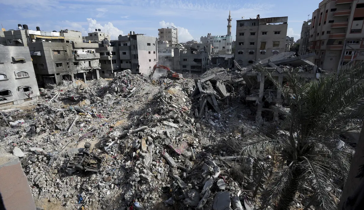 Warga Palestina mencari jenazah keluarga al Meghari yang tewas dalam pemboman Israel di Jalur Gaza di kamp pengungsi Bureij, Jalur Gaza, Selasa, 14 November 2023. (AP Photo/Adel Hana)