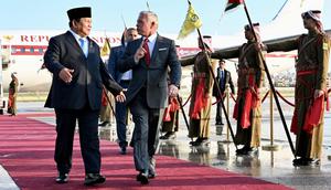 Presiden Prabowo Subianto disambut hangat oleh Raja Yordania Abdullah II bin Al-Hussein di Bandar Udara Militer Marka, Amman. (Foto: Cahyo - Biro Pers Sekretariat Presiden)