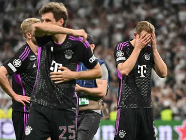 Sejumlah pemain Bayern Munchen terlihat kecewa setelah kalah dari Real Madrid pada laga leg kedua semifinal Liga Champions 2023/2024 di Santiago Bernabeu, Madrid, Spanyol, Kamis (09/05/2024) WIB. (AFP/Javier Soriano)