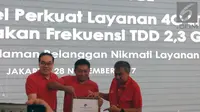 Edward Ying Direktur Transformasi dan Planning Telkomsel, Ririek Adriansyah Dirut Telkomsel, dan  Bob Apriawan Diretur Network Telkomsel dalam konferensi pers frekuensi TDD 2.300Mhz di Jakarta, Selasa (28/11/2017).