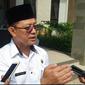 Kepala Kemenag Garut Cece Hidayat memberikan penjelasan kepada wartawan di sela-sela bimbingan teknis manasik haji jemaah asal Garut. (Liputan6.com/Jayadi Supriadin)