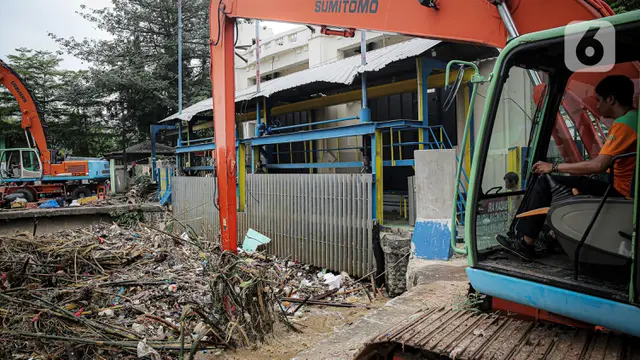 Bersih-Bersih Tumpukan Sampah di Pintu Air Manggarai