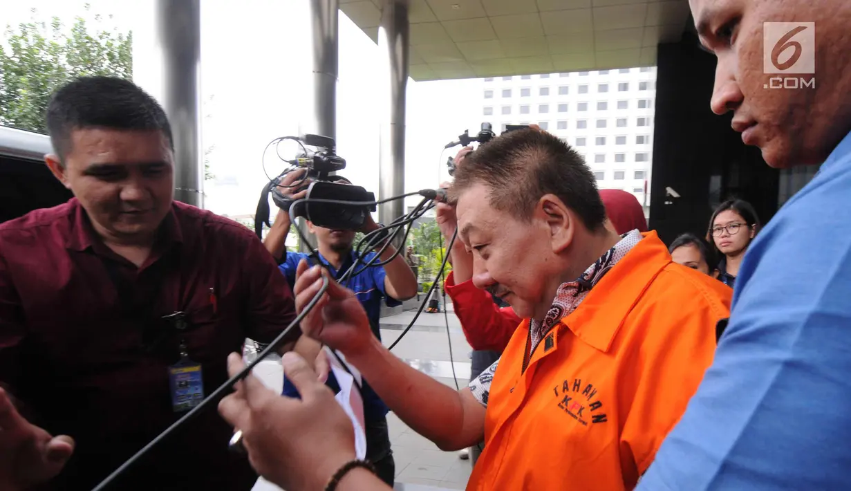 Dirut PT Sinar 99 Permai, Wilhelmus Iwan Ulumbu usai menjalani pemeriksaan di KPK, Jakarta, Kamis (12/4). Wilhelmus diperiksa untuk melengkapi berkas kasus suap sejumlah proyek jalan di Kabupaten Ngada senilai Rp 54 miliar. (Merdeka.com/Dwi Narwoko)