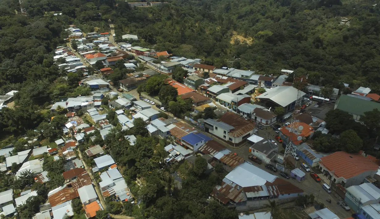 Pemandangan Comasagua, El Salvador, Senin, 3 Oktober 2022. Lebih dari 2.000 tentara dan polisi mengepung dan menutup Comasagua pada hari Minggu untuk mencari anggota geng jalanan yang dituduh melakukan pembunuhan. (AP Photo/Salvador Melendez)