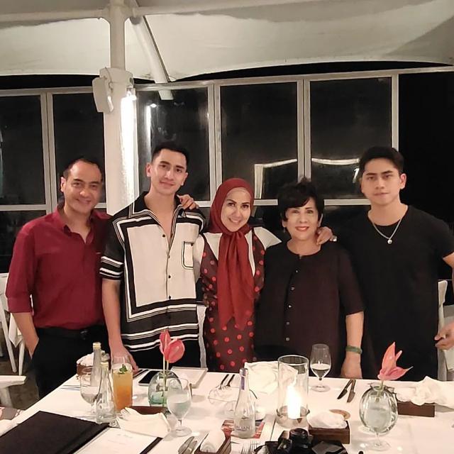 Verrell Bramasta Makan Bareng Venna Melinda dan Ferry Irawan