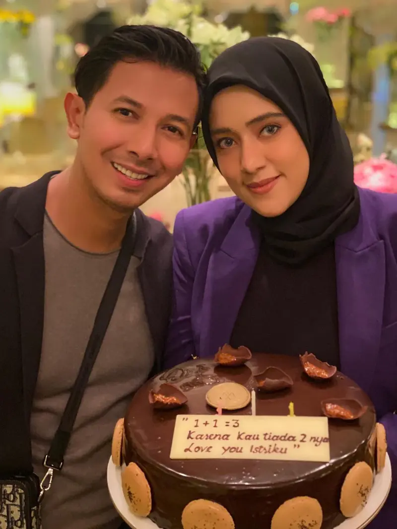 Fairuz A Rafiq bersama suami (Instagram/fairuzarafiq)