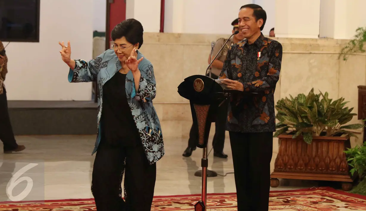 Penyanyi Titiek Puspa berjoged di depan Presiden Jokowi saat merayakan Hari Musik Nasional 2017 di Istana Negara, Jakarta, Kamis (9/3). Hari Musik Nasional diperingati setiap tanggal 9 Maret. (Liputan6.com/Angga Yuinar)