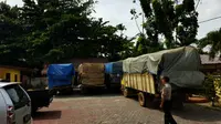 Polda Riau menyita 34 ton kayu dan enam truk bermuatan kayu hasil pembalakan liar. (Liputan6.com/M Syukur)