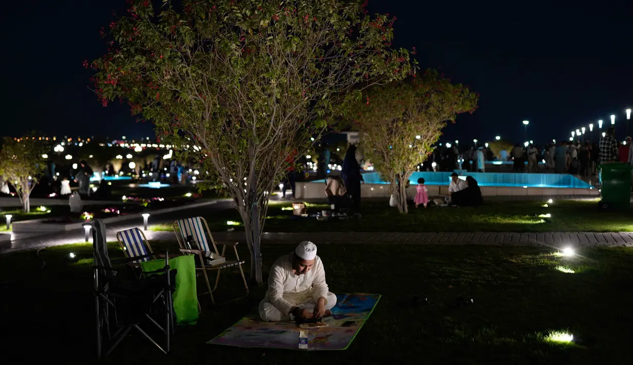 Masjid ini terbuka untuk non-Muslim dengan jalur pejalan kaki dan area pandang khusus untuk menikmati keindahan arsitekturnya. Tampak dalam foto, seorang pria Muslim makan setelah berbuka puasa selama bulan suci Ramadan di Masjid Agung Sharjah, dekat Dubai, Uni Emirat Arab, Jumat 27 Februari 2026. (AP Photo/Altaf Qadri)
