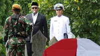 Pemakaman Menteri Sosial Nani Soedarsono Kabinet Pembangunan V di era pemerintahan Presiden Soeharto.