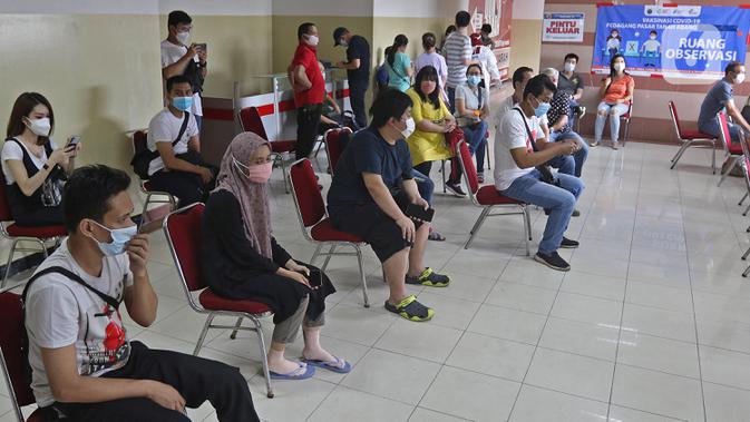 Pedagang saat antre untuk menjalani vaksinasi COVID-19 di Pasar Tanah Abang Blok A, Jakarta, Rabu (17/2/2021). Total sasaran vaksinasi tahap kedua ini mencapai 38.513.446 yang terdiri dari 21 juta lebih lansia, dan hampir 17 juta untuk pekerja pelayanan publik. (Liputan6.com/Herman Zakharia)