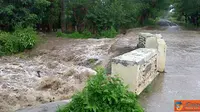 Citizen6, Kilo: Banjir di jalan Kore-Kiwu, Kecamatan Kilo, Kabupaten Dompu, Nusa Tenggara, telah meluap sampai kebadan ruas jalan. (Pengirim: Aji)