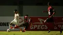 Pemain Persipura Jayapura, Ramai Rumakiek (tengah) berusaha menghalau bola dari pemain Persija Jakarta, Nico Saputro (kiri) dalam laga pekan ke-3 BRI Liga 1 2021/2022 di Stadion Indomilk Arena, Tangerang, Minggu (19/9/2021). Kedua tim bermain imbang 0-0. (Bola.com/Ikhwan Yanuar)
