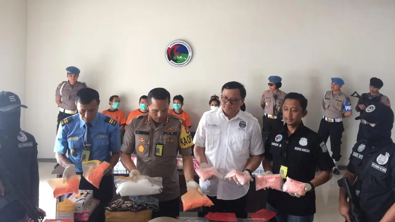 Polisi menunjukan barang bukti ribuan butir ekstasi