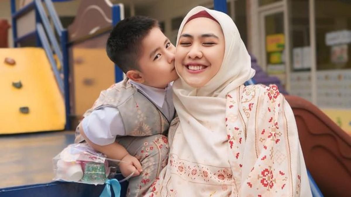5 Potret Sulaiman Anak Oki Setiana Dewi Ceria Kembali Sekolah di Indonesia Sepulang dari Mesir