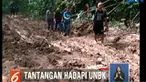 Mereka pun harus bergegas menempuh perjalanan selama 8 jam agar dapat tiba di asrama siswa 2 hari sebelum UNBK dimulai.