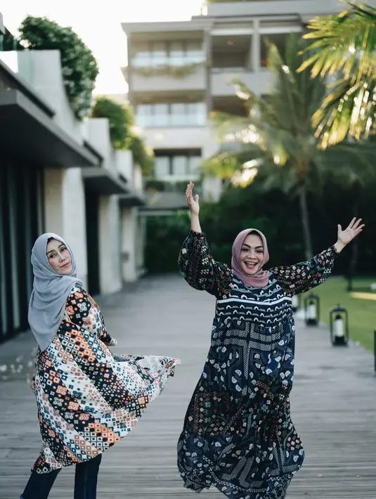 Mama Rieta dan Mama Amy pun tak kalah kompak dengan dress bermotif. Keduanya nampak bahagia di liburan kali ini [@ritchieismail]