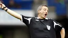 Aksi wasit Alan Wiley saat memimpin pertandingan Liga Premier antara Chelsea versus Everton di Stamford Bridge, London, 11 November 2007. AFP PHOTO / ADRIAN DENNIS