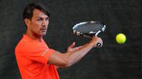 Legenda AC Milan Paolo Maldini kini terjun ke dunia tenis profesional setelah pensiun dari sepak bola. (twitter.com/MaldiniNews)