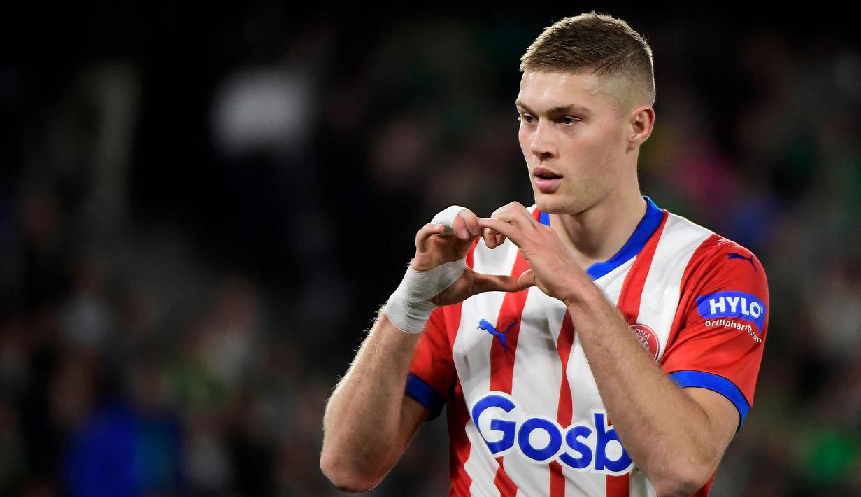 Pemain Girona, Artem Dovbyk  melakukan selebrasi setelah mencetak gol melalui tendangan penalti ke gawang Real Betis pada laga pekan ke-18 Liga Spanyol 2023/2024 di Benito Villamarin Stadium, Sevilla, Spanyol, Jumat (22/12/2023) dini hari WIB. (AFP/Cristina Quicler)