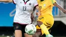 Marjory Nyaumwe berusaha menghalau bola yang dibawa pemain Jerman, Sara Daebritz i Grup F Olimpiade Rio 2016 di Korintus Arena, Brasil, (3/8). Dengan gaya rambut nyentriknya Marjory Nyaumw jadi perhatian ribuan nitizen. (AFP PHOTO/Miguel SCHINCARIOL)