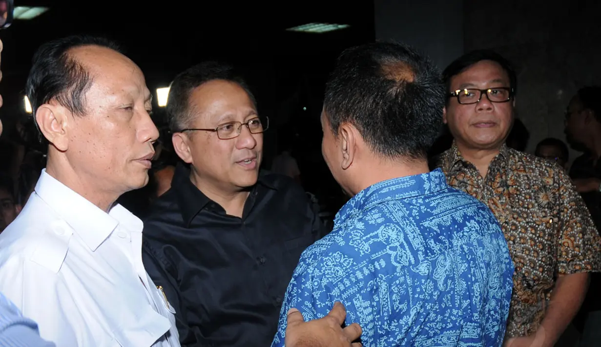 Ketua DPD RI, Irman Gusman (kedua dari kiri), menyempatkan menyambangi RSPP, Jakarta, untuk melihat langsung kondisi Ketum Partai Gerindra, Suhardi, (26/8/14). (Liputan6.com/Helmi Fithriansyah)