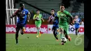 Penyerang Persebaya, David Balla (kanan) saat membawa bola melawati hadangan bek Arema Cronus Victor Igbonefo saat SCM Cup 2015 di Stadion Jakabaring, Palembang, Minggu (25/1/2015).  Arema Cronus Menang 1-0 atas Persebaya. (Liputan6.com/Johan Tallo)