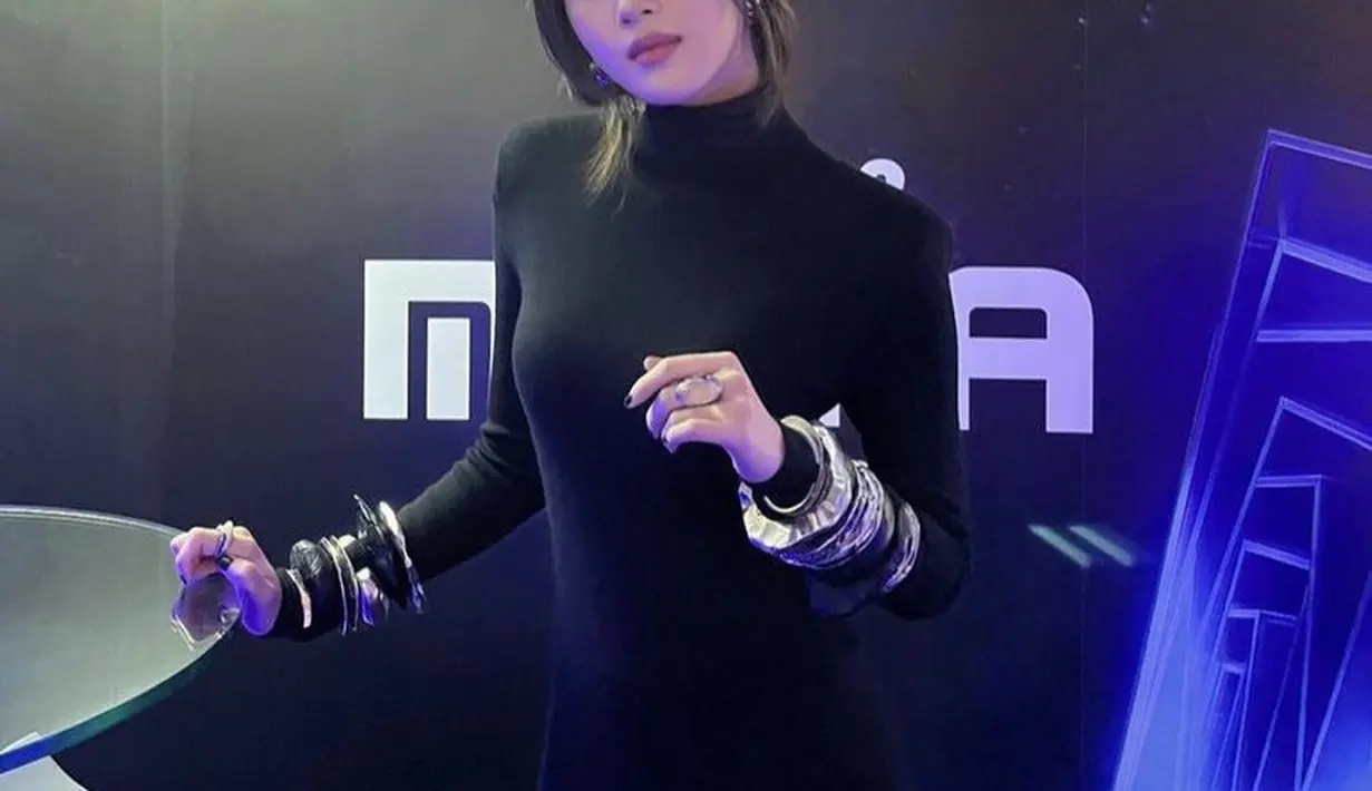 Kembali dengan lipstik matte, kali ini perempuan berusia 26 tahun tersebut tampil mengenakan dress halter neck lengan panjang hitam, dilengkapi aksesori gelangnya. (@m_kayoung)