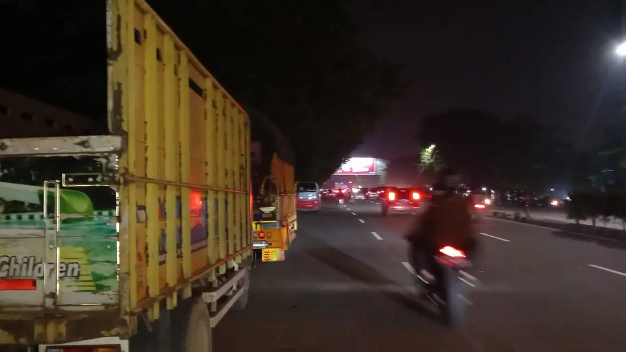 Truk Antre Masuk Pasar Induk Tangerang
