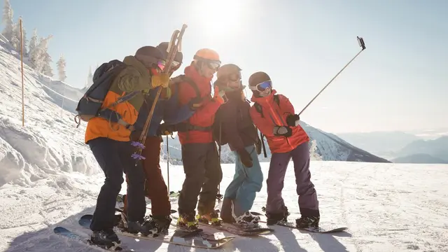 Ilustrasi bermain ski/freepik.com/wavebreakmedia_micro