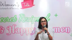 Selebriti sekaligus presenter Donna Agnesia menjadi pembicara dalam acara Women's Talk di Jakarta, Sabtu (28/18). Acara itu mengambil tema The Secret Recipe of Healthy &  Happy Women Berbagi Tips Kesehatan untuk perempuan.  (Liputan6.comm/Helmi Afandi)